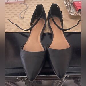 Sleek pointed toe flat shoe